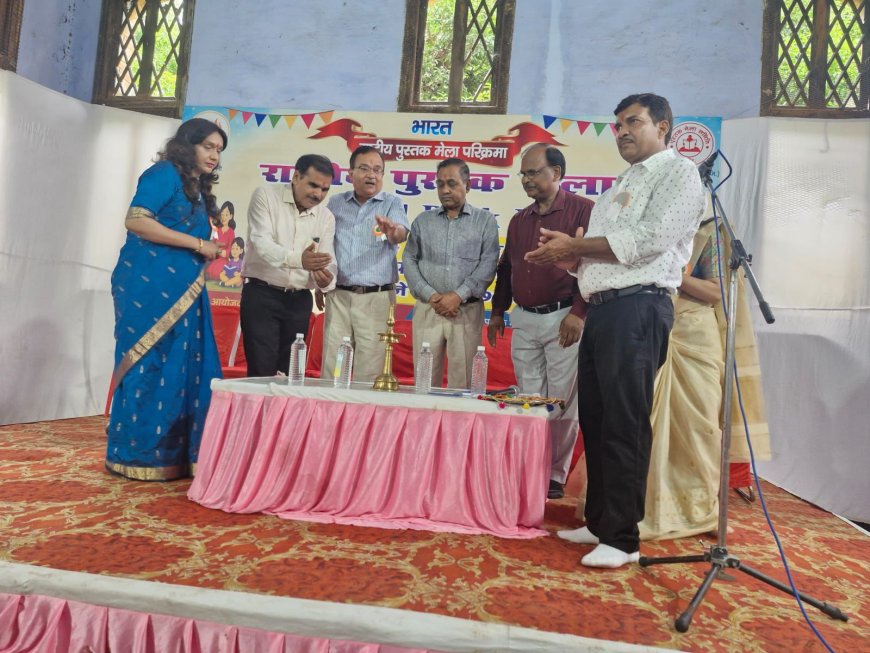 आगरा कॊलेज के सप्रू हॊस्टल में सजा किताबों का संसार, वक्ता बोले- इंटरनेट और एआई के दौर में भी पुस्तकों का कोई विकल्प नहीं