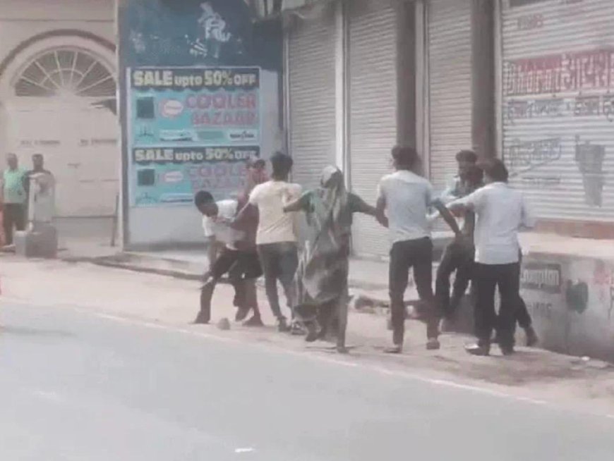आगरा में बीच बाजार चले लात-घूसे, महिला बचाती रही, नहीं रुके हमलावर
