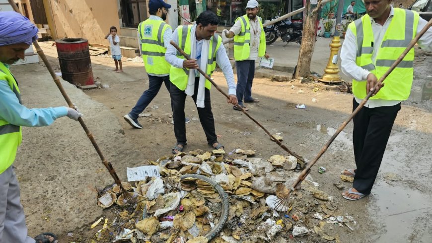 150 स्वयंसेवकों ने झाड़ू उठाकर दिया संदेश, बरसाना को स्वच्छ और प्लास्टिक मुक्त बनाने का संकल्प, कीर्ति मंदिर से बस स्टैंड तक चला सफाई अभियान, स्वच्छता के बाद संकेत वन में सामूहिक ध्यान से जुड़ा सेवा और साधना का संदेश