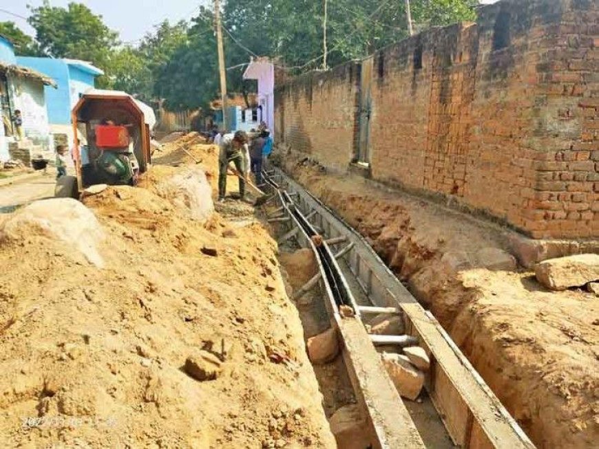 आगरा में नाला निर्माण के दौरान बड़ा हादसा: भरभराकर गिरी दीवार, मलबे में दबे तीन मजदूर, दो की मौत