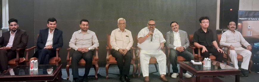 हाइब्रिड इनवर्टर से सोलर में बिल बचत के साथ पावर बैकअप भी, आगरा में वेंडर्स को दी गई जानकारी