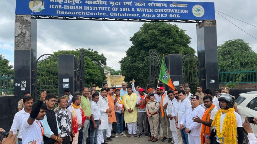 वाराणसी से वडनगर की 2000 किमी सेवा यात्रा आगरा पहुंची, जनप्रतिनिधियों ने किया स्वागत, नगर निगम में गंगाजल कलश के दर्शन के साथ सेवा का संकल्प