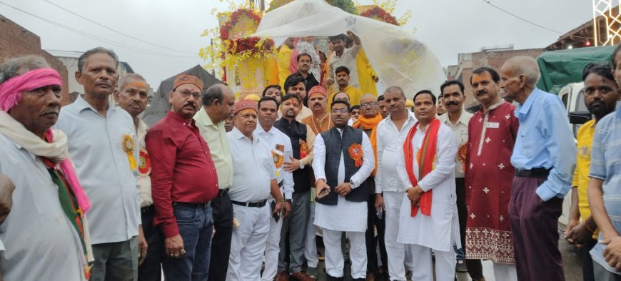 मुकुट महोत्सव शोभायात्रा ने मोहा मन, आस्था, भक्ति और उत्सव के रंग में रंगा आगरा