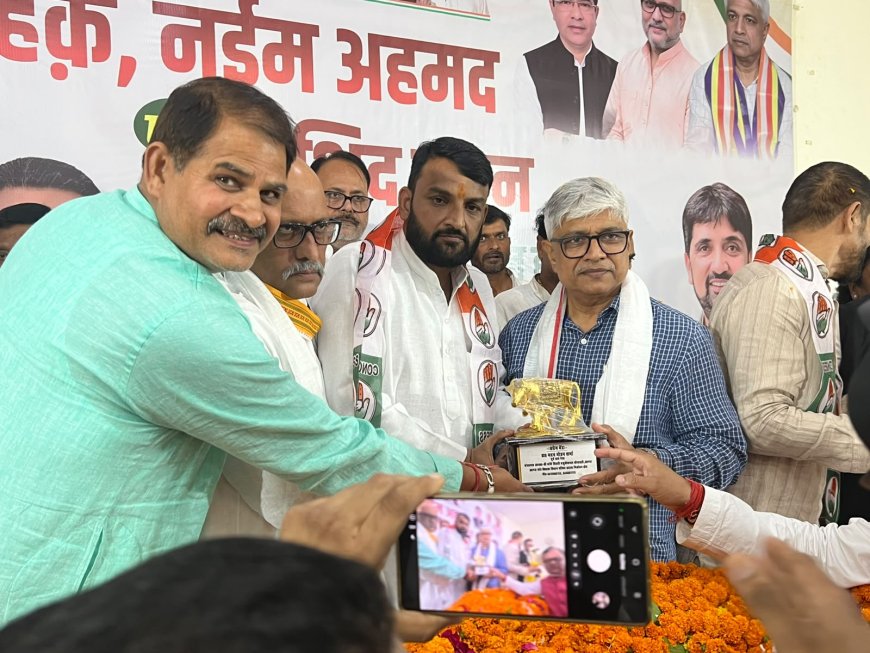 सपा को झटका, आगरा के पूर्व छात्र नेता डॉ. मदन मोहन शर्मा ने थामा कांग्रेस का हाथ