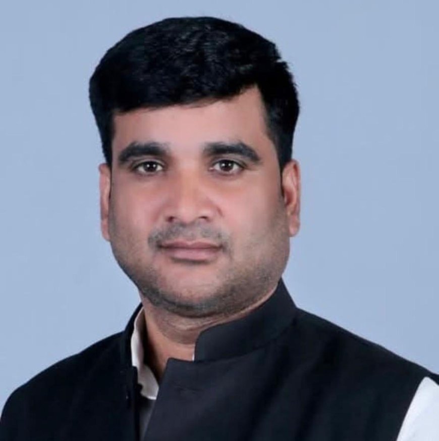 पूर्व सपा जिलाध्यक्ष ने बढ़ाई सियासी हलचल, कांग्रेस दफ्तर के बाहर दिखे तो उठे कई सवाल