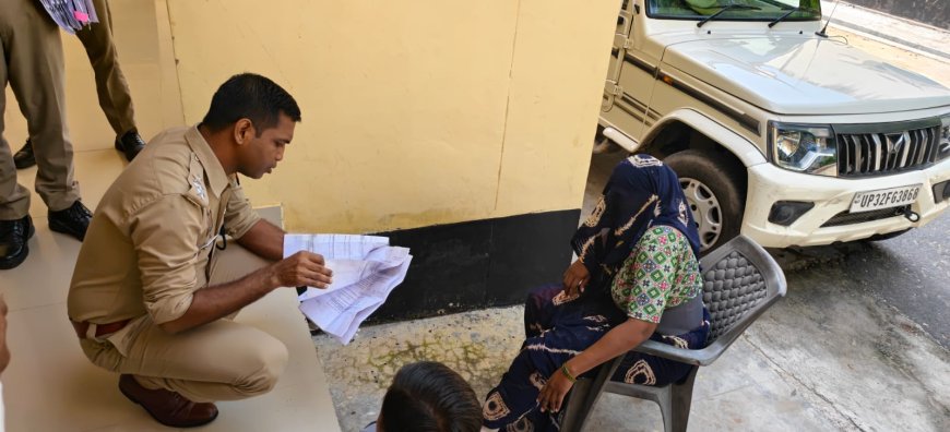 एसीपी ने जमीन पर बैठकर सुनी महिला की फरियाद, सीढ़ियां नहीं चढ़ पा रही थी फरियादी