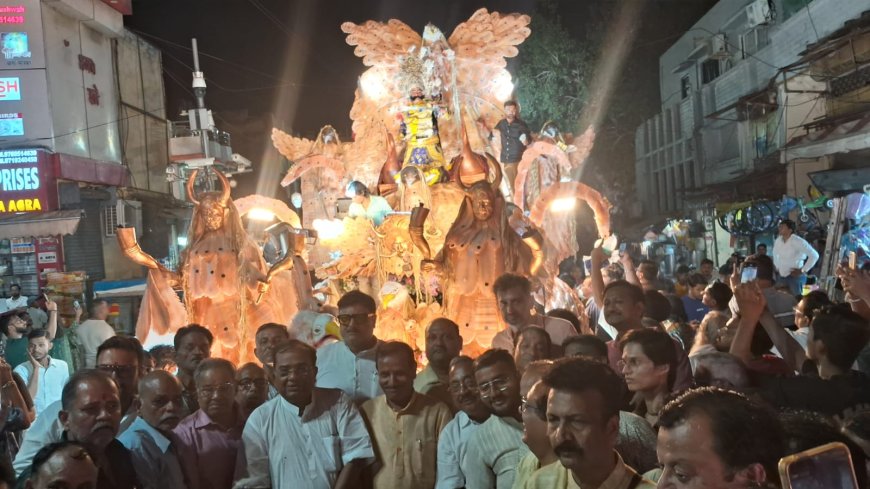 हाइड्रोलिक रथ पर सवार दशानन ने लहराई तलवार, गूंजा अट्टहास, आगरा में निकली रावण की भव्य सवारी