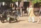 रजिस्ट्री को लेकर तहसील में भिड़े दो युवक, जमकर हुई हाथापाई, वीडियो वायरल