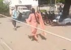 सीएचसी बाह में इलाज कराने पहुंची महिला से भिड़ा पति, हाथापाई का वीडियो वायरल