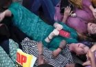 दिल्ली में इंडिया ब्लॉक का प्रदर्शन तेज,  सड़क पर लेटीं प्रियंका गांधी,  पुलिस हिरासत में राहुल गांधी