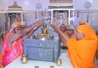 हरीपर्वत जैन मंदिर में स्वर्ण कलशों से भगवान शांतिनाथ का अभिषेक, भजनों की सुमधुर प्रस्तुति