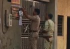 भाजपा पार्षद दो बेटों समेत फरार, कोर्ट का शिकंजा, घर पर कुर्की वारंट चस्पा