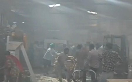 शास्त्रीपुरम में फैक्ट्री के अंदर लगी आग, 150 से ज्यादा कर्मचारियों में मची अफरा-तफरी