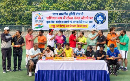 एशियन गेम्स में भारतीय महिला और पुरुष हॉकी टीमों के स्वर्ण पदक जीतने पर मास्टर हॉकी संघ ने मिठाई बांटकर मनाया जश्न