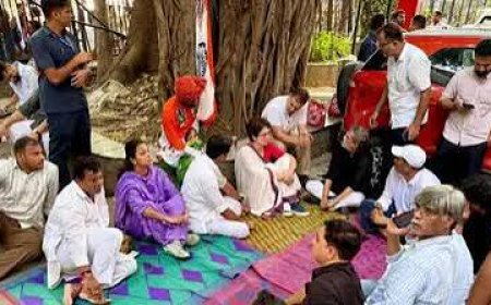 आकाशवाणी भवन में धरने पर बैठे राहुल,  बोले - चुनाव आयुक्त को मिलना ही पड़ेगा,  प्रियंका भी हैं साथ