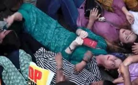 दिल्ली में इंडिया ब्लॉक का प्रदर्शन तेज,  सड़क पर लेटीं प्रियंका गांधी,  पुलिस हिरासत में राहुल गांधी