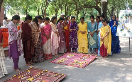 रसखान की समाधि पर सांझी के विविध रंग, पानी पर तैरती कला ने मोहा दर्शकों का मन