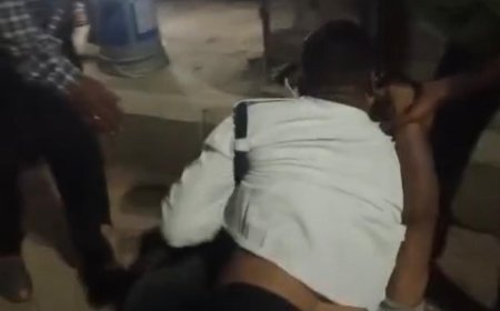 आगरा में बीच सड़क भिड़े पूर्व फौजी और ट्रैफिक पुलिसकर्मी, जमकर मारपीट, वीडियो वायरल
