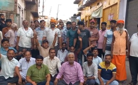 पिनाहट में चंबल पर पौंटून पुल को लेकर व्यापारियों का गुस्सा फूटा, नारेबाजी कर सड़क पर दिया धरना; बोले- पुल नहीं तो वोट नहीं