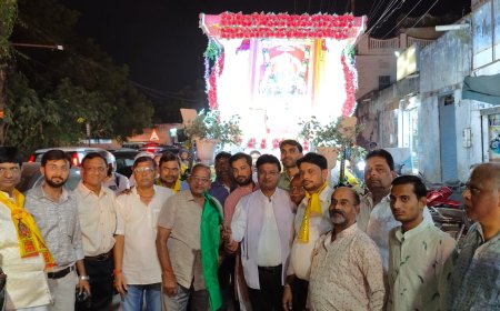जयकारों और पुष्पवर्षा के बीच निकली महाराजा अग्रसेन की भव्य शोभायात्रा,  झांकियों ने मोहा मन