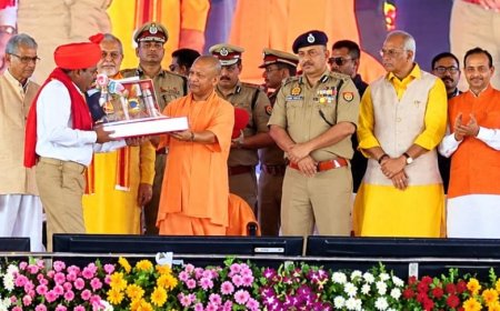 बरेली में बोले सीएम योगी- पहचान छिपाने वाले यूपी के लोगों की बदली छवि, अब नाम सुनते ही गले मिलने आगे आते हैं दूसरे राज्यों के लोग, 68 हजार ग्राम प्रहरियों का मानदेय बढ़ाकर 3500 रुपये करने की घोषणा