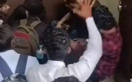 आंबेडकर विवि में छात्रों का हंगामा, परीक्षा नियंत्रक कार्यालय पर चस्पा किए ‘लापता’ के पोस्टर