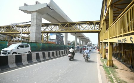 आगरा मेट्रो की इंजीनियरिंग का कमाल, एनएच-19 पर फुट ओवरब्रिज हटाए बिना रख दिया यू-गर्डर