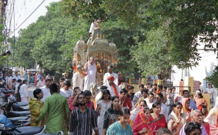 जिन सहस्रनाम महामंडल विधान में हवन के बाद आगरा में निकली भव्य रथयात्रा, मुनि समत्व सागर ने कहा- सत्य बनाया नहीं, खोजा जाता है