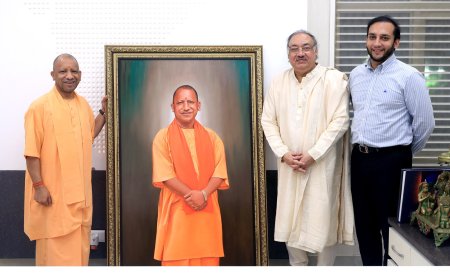 योगी को पद्मश्री कृष्ण कन्हाई ने भेंट किया छह फीट का भव्य पोर्ट्रेट, वृंदावन आर्ट गैलरी आने का न्योता