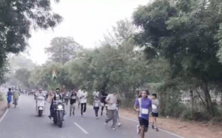 दौड़ा आगरा, गूंजा ‘रन विद लव’ का संदेश, धावकों ने लगाई 5 किमी की दौड़