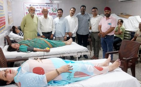 हेल्प आगरा हॊस्पिटल में 55 लोगों ने किया रक्तदान, 11 रक्तदाताओं को चांदी के उपहार से किया सम्मानित
