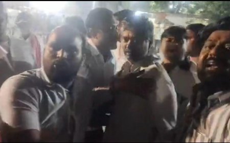 आगरा एमएलसी चुनाव में आधी रात हंगामा, आकाश अग्रवाल का कुर्ता फटा, भिड़े भाजपा-सपा समर्थक