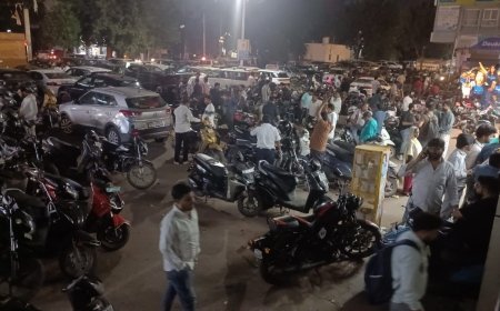 संजय प्लेस में दुकानों के सामने खुलेआम दारूबाजी, गंदगी और अतिक्रमण से व्यापार करना दूभर; पुलिस चौकी के सामने ही बिगड़ रही कानून-व्यवस्था, व्यापारी किससे करें फरियाद?