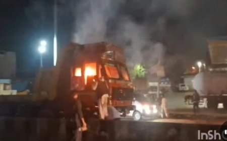 छिबरामऊ में पूर्वी बाईपास पर पेट्रोल पंप के पास धू-धू कर जलने लगा चलता हुआ ट्रक