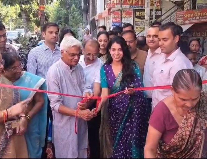 स्वास्थ्य शिविर में होम्योपैथी परामर्श के साथ हड्डी, दांत और आंखों की भी जांच, 886 ने लिया लाभ