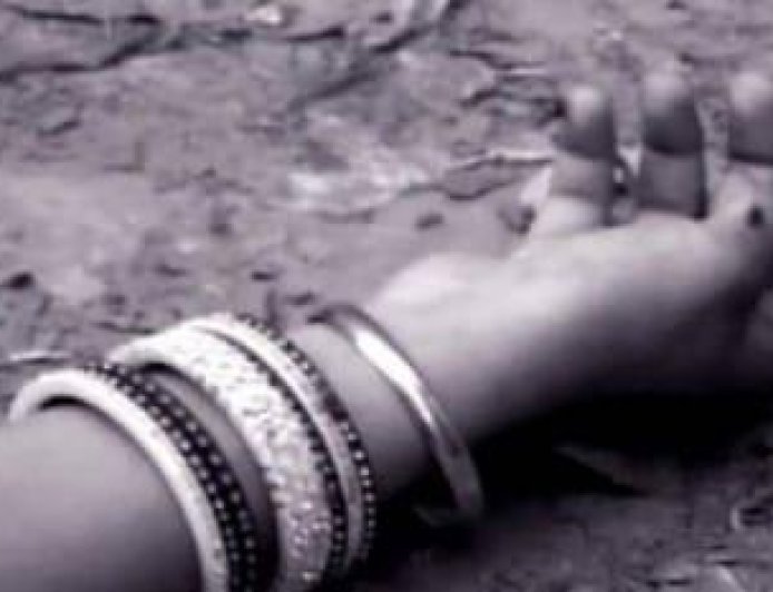 पति-पत्नी के विवाद में छत से गिरी महिला, मौत, मायके वालों ने लगाया धक्का देने का आरोप