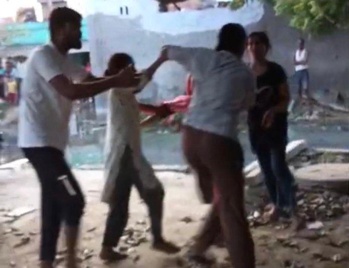 सबमर्सिबल के पानी को लेकर भिड़े दो पक्ष, लाठी-डंडों से जमकर मारपीट