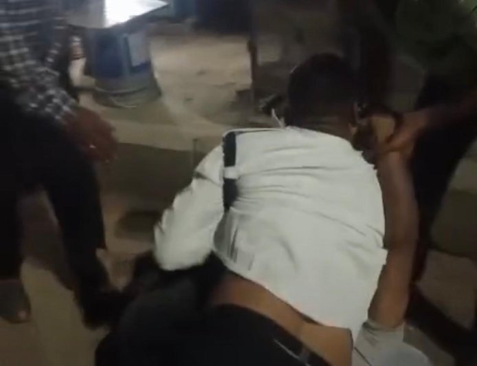 आगरा में बीच सड़क भिड़े पूर्व फौजी और ट्रैफिक पुलिसकर्मी, जमकर मारपीट, वीडियो वायरल