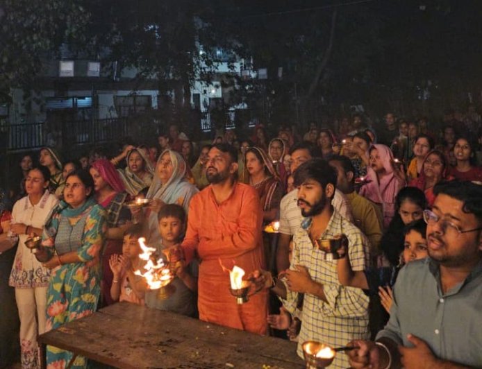 मां भगवती के जयकारों से गूंजा आवास विकास सेक्टर-6, महाआरती में उमड़ी श्रद्धा