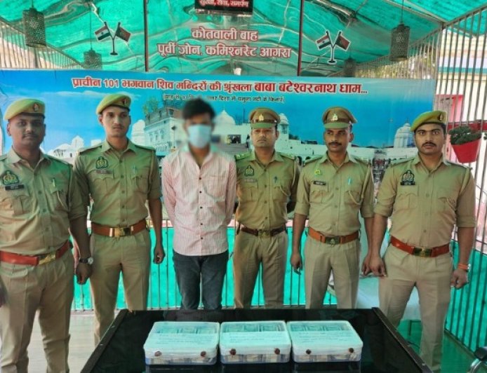 रिटायर शिक्षक से पिता ने उधार लिए 15 लाख, रकम हड़पने के लिए बेटे ने रचा ठगी का जाल कि बुजुर्ग कंगाल हो गए,- एसआई, इंस्पेक्टर एसीपी, सीपी से लेकर डीआईजी के नाम पर कई दिन तक लाखों-लाखों रुपये वसूले, बाह पुलिस ने आरोपी बेटे को गिरफ्तार कर 14.71 लाख रुपये कर लिए बरामद