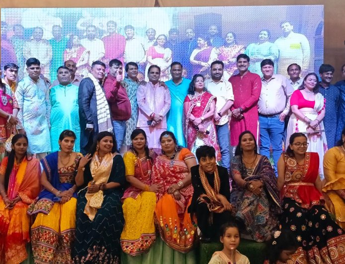 गरबा की धुनों पर झूम उठा आगरा, हरि बोल ट्रस्ट के नवरात्रि डांडिया धमाल में सैकड़ों श्रद्धालुओं ने जमाया रंग, सिंगर काजल यादव और गुड्डू भारती की प्रस्तुतियों ने बांधा समां, लाइव डीजे, रंग-बिरंगे परिधान बने आकर्षण