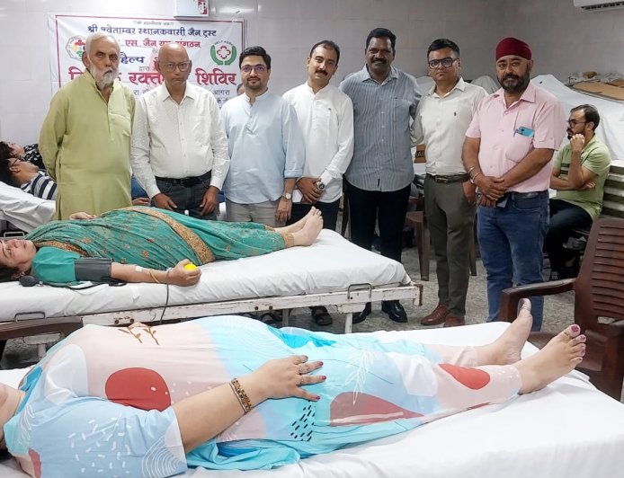 हेल्प आगरा हॊस्पिटल में 55 लोगों ने किया रक्तदान, 11 रक्तदाताओं को चांदी के उपहार से किया सम्मानित