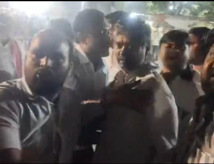 आगरा एमएलसी चुनाव में आधी रात हंगामा, आकाश अग्रवाल का कुर्ता फटा, भिड़े भाजपा-सपा समर्थक