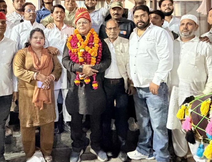 आकाश अग्रवाल की जीत से सपा में जोश, शब्बीर अब्बास का ढोल-नगाड़ों के साथ स्वागत; 2027 में आगरा फतह का संकल्प