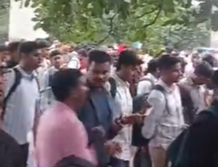 पीईटी परीक्षा में गणित और जीके ने उलझाया, शहर की सड़कों पर लगा जाम