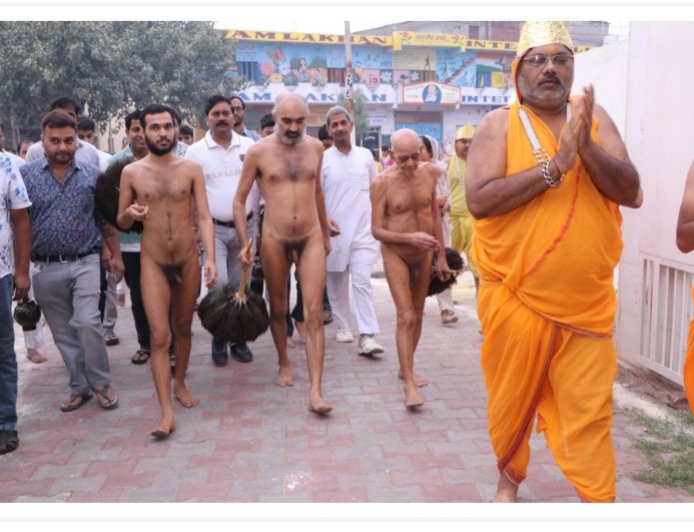 गूगल बाबा मुनिश्री समत्व सागर महाराज का ट्रांस यमुना जैन मंदिर में मंगल प्रवेश, दर्शन को उमड़े श्रद्धालु