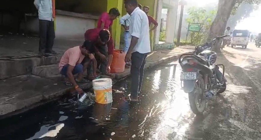 डीजल टैंकर का टैंक फटा तो सड़क पर बहने लगा तेल, बाल्टी-डिब्बे लेकर दौड़े लोग