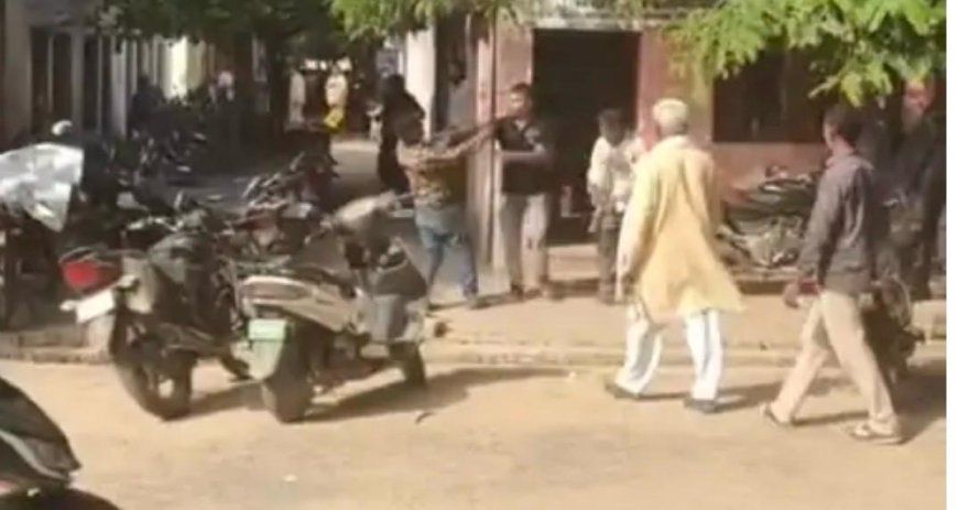 रजिस्ट्री को लेकर तहसील में भिड़े दो युवक, जमकर हुई हाथापाई, वीडियो वायरल