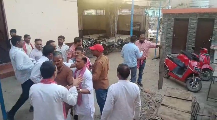 बाह में सपा की रणनीतिक बैठक बनी अखाड़ा, चुनावी दावेदारी पर भिड़े नेता
