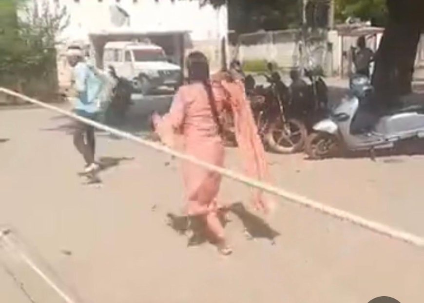 सीएचसी बाह में इलाज कराने पहुंची महिला से भिड़ा पति, हाथापाई का वीडियो वायरल